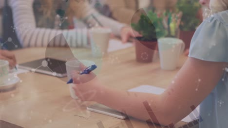 animación del procesamiento de datos financieros sobre la escritura de una mujer de negocios en la oficina