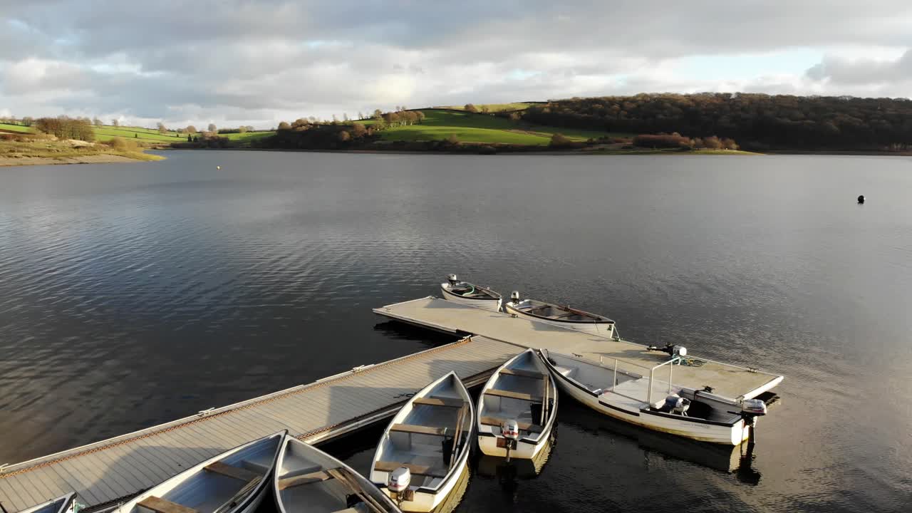 아름다운 여름 저녁에 호수에 정박한 보트 위로 공중으로 뒤로 노출