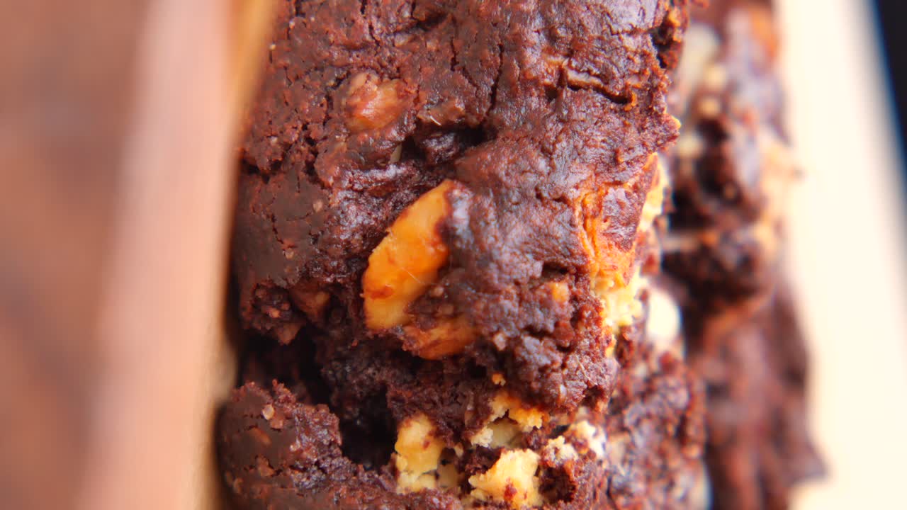 Nærbilde av en deilig sjokoladebrownie med nøtter