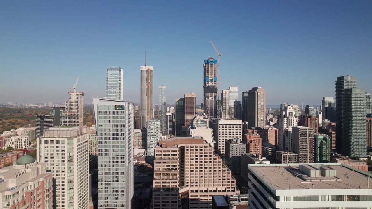 Aérea ascendente do horizonte do centro de Toronto em Yonge e Bloor, Yorkville, 4K.