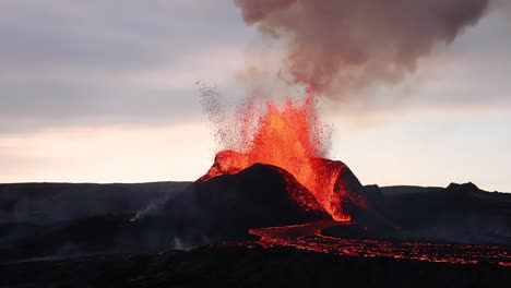 Aktiver-Vulkan,-Der-Rauch-Und-Lava-Ausstößt