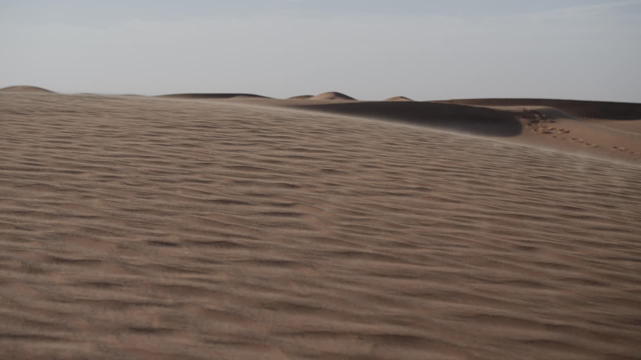 un desierto cerca de dubai en los emiratos árabes unidos