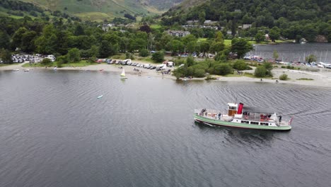 Vapor-Acercándose-A-Glenridding,-Ullswater,-Distrito-De-Los-Lagos,-Cumbria,-Reino-Unido,-Imágenes-De-Drones