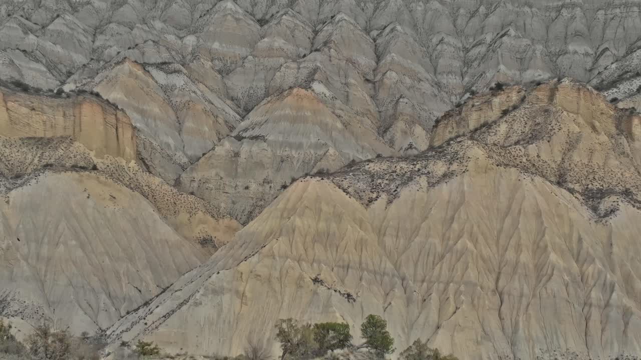Formazioni rocciose nella regione caucasica della Georgia durante il giorno