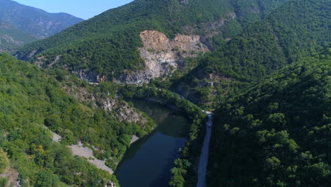 una vista desde lo alto al cauce del rio