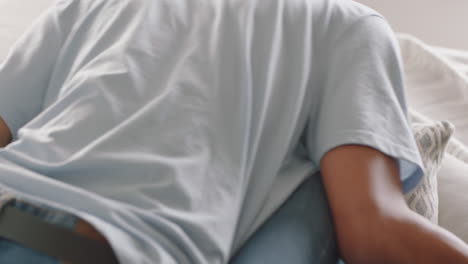 행복한 커플이 카메라를 사용하여 함께 사진을 찍고 소파에서 집에서 휴식을 취하고 로맨틱한 관계를 즐기고 있습니다.