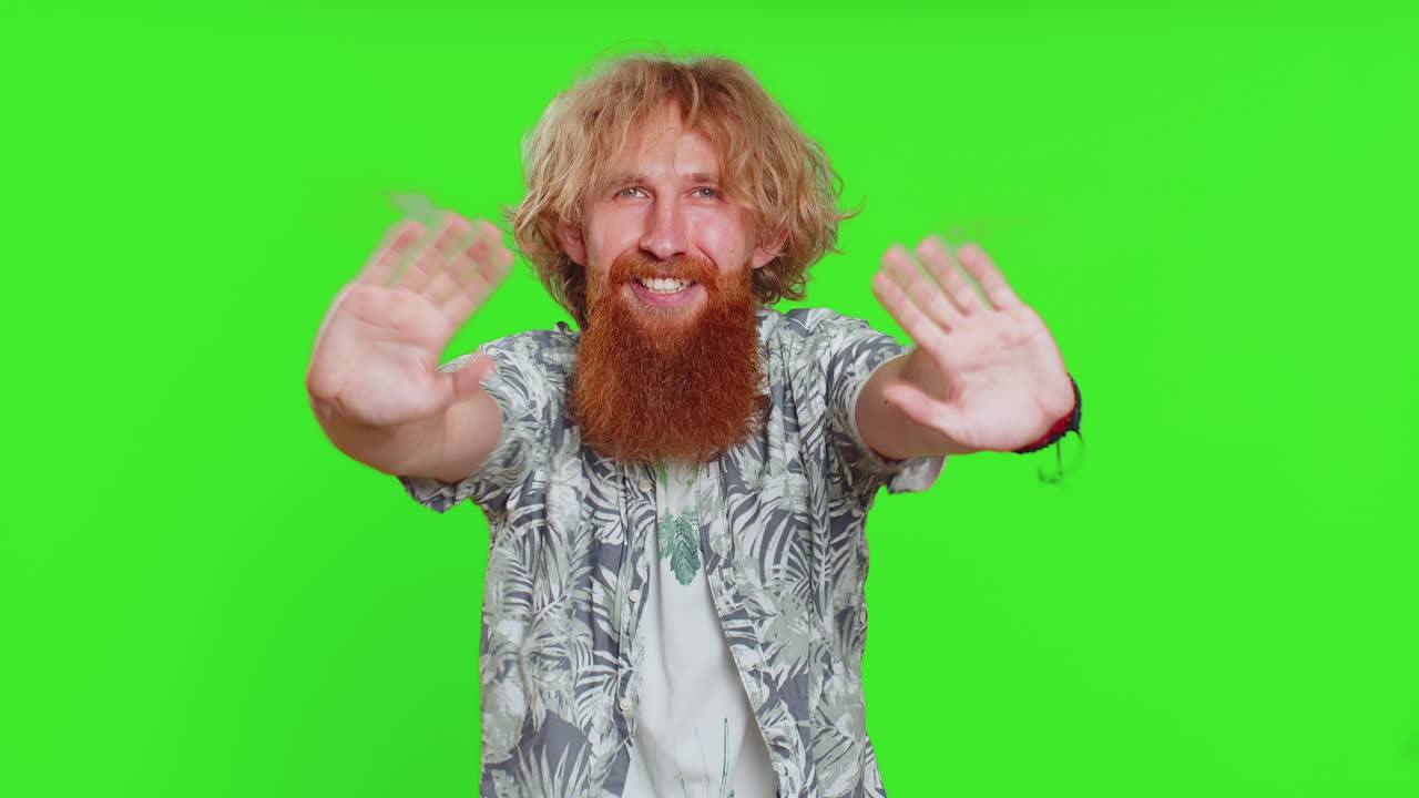 hombre feliz sonriendo amistosamente agitando las manos gestando hola saludo o adiós, invitación a una reunión