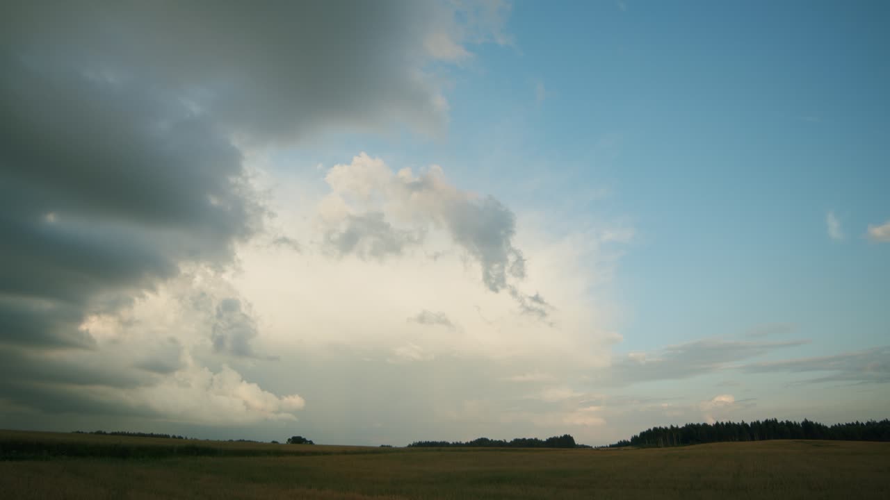nubes de lluvia cumulus stratocumulus lapso de tiempo sobre campos de campo
