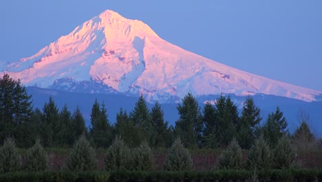 La-Luz-Del-Atardecer-Ilumina-Mt-Hood-Oregon