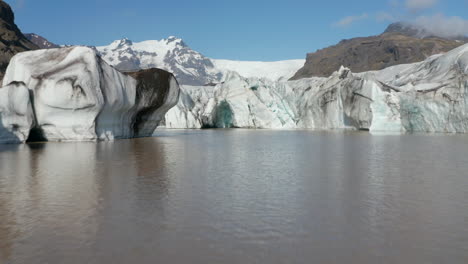 Vista-De-Drones-Del-Famoso-Lago-Breidamerkurjokull-Con-Sus-Icebergs-Y-Témpanos-De-Hielo-En-Islandia.-Ojo-De-Pájaro-De-Los-Icebergs-Del-Lago-Islandés-Jokulsarlon-En-El-Parque-Nacional-Vatnajokull.-Medio-Ambiente-Paisaje