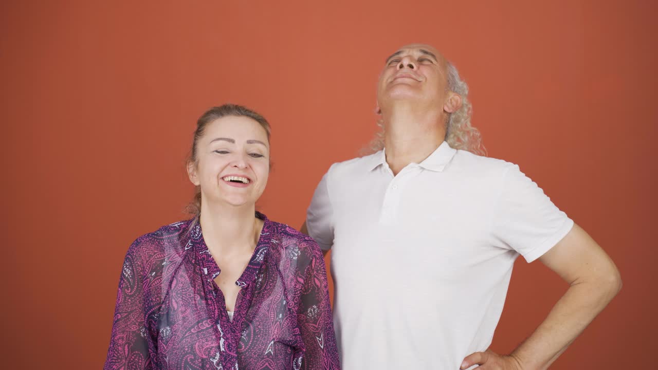 카메라를 향해 눈을  ⁇ 이는 커플. 재미.