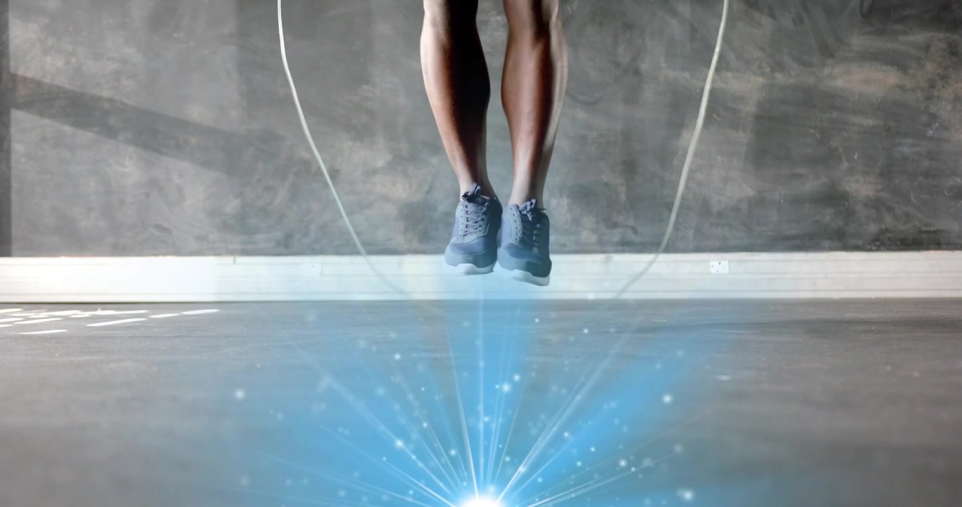 Uomo che salta la corda e sposta il peso saltellando ritmicamente con un bagliore blu pulsante per il fitness