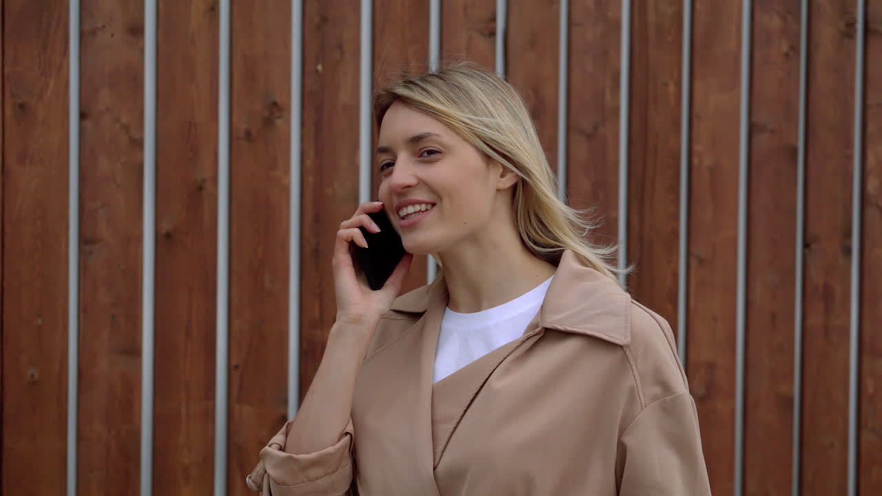 Donna che parla al telefono