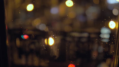 gotas de lluvia en una ventana por la noche