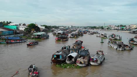 cai sonó el mercado flotante tradicional sobrevolando a los vendedores de botes y el comercio de bienes en el río, la vida en el delta del río mekong