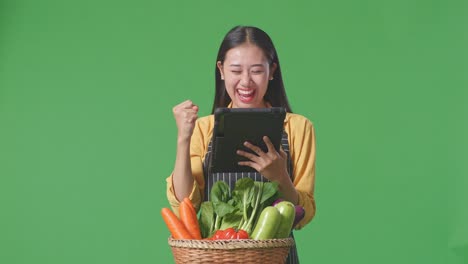 태블릿에서 채소를 확인하는 여자