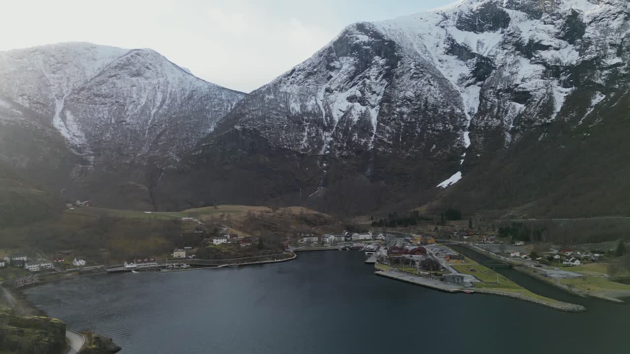 dron en la ciudad de falm en noruega durante el invierno por la mañana con fiordos