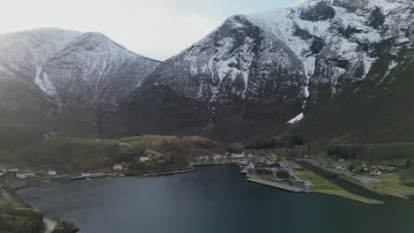 Drone-En-La-Ciudad-De-Falm-En-Noruega-Durante-El-Invierno-Por-La-Mañana-Con-Fiordos