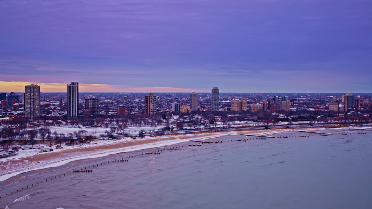 Plan drone à l'aube sur la ligne d'horizon et le quartier du Loop de Chicago.