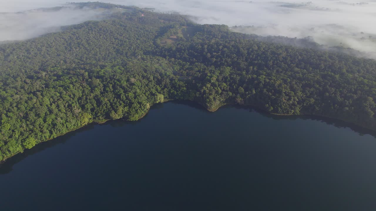 lake barrine, 분화구 호수 국립 공원, 퀸즐랜드, 호주 위의 무인 항공기 비행