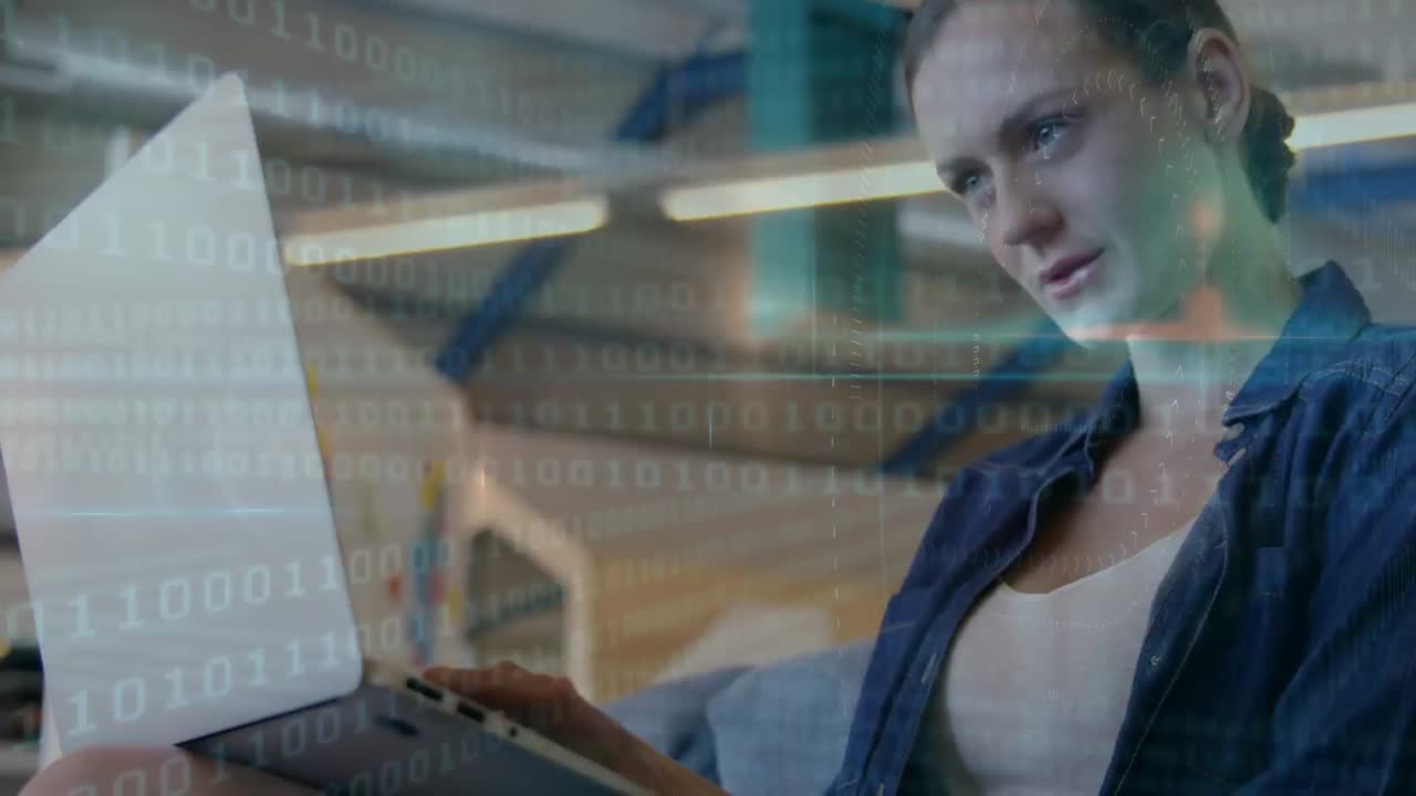 animación de código qr en patrón abstracto sobre un maestro caucásico trabajando en una computadora portátil en el aula