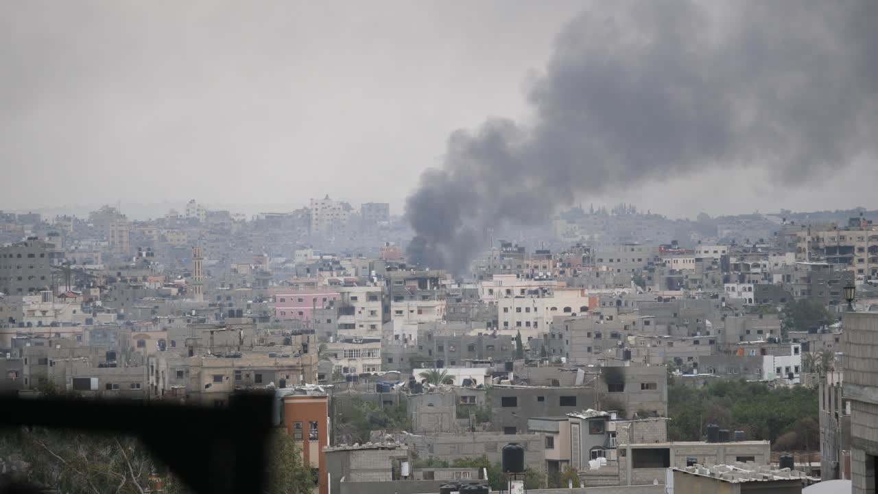 el humo negro se eleva entre los edificios destruidos por los ataques con misiles israelíes en la franja de gaza