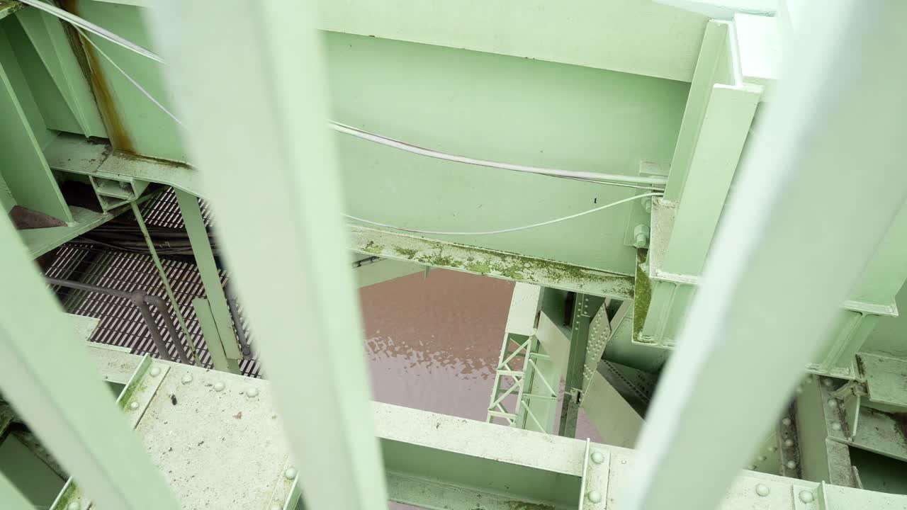 돌리 오른쪽 아래의 틈을 통해 강 수로 위의 산업 강철 대들보 교량 네트워크 건설