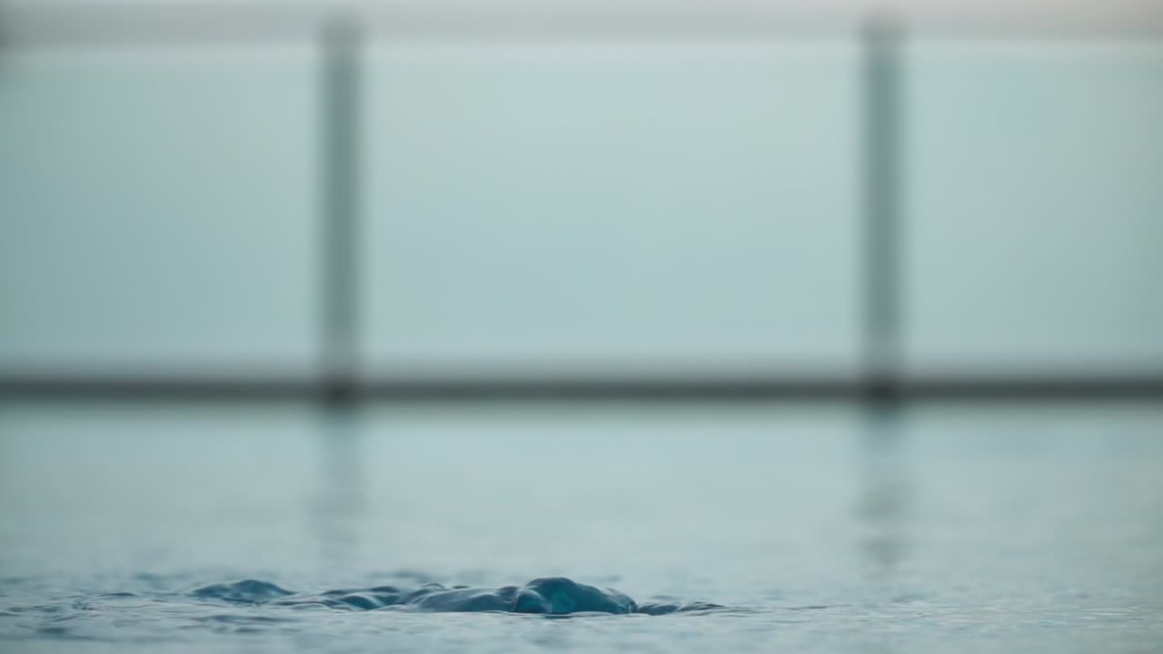 수영장에서 물이 거품이 어나왔다. 클로즈업