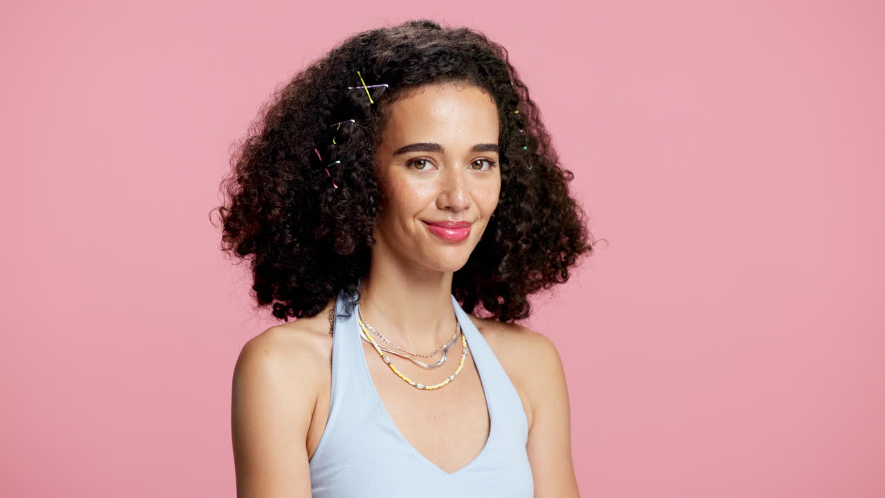 Ritratto di una donna con capelli ricci e accessori colorati per capelli