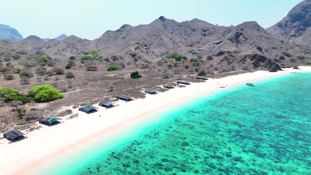 розовый песчаный пляж и бирюзовая вода в национальном парке комодо