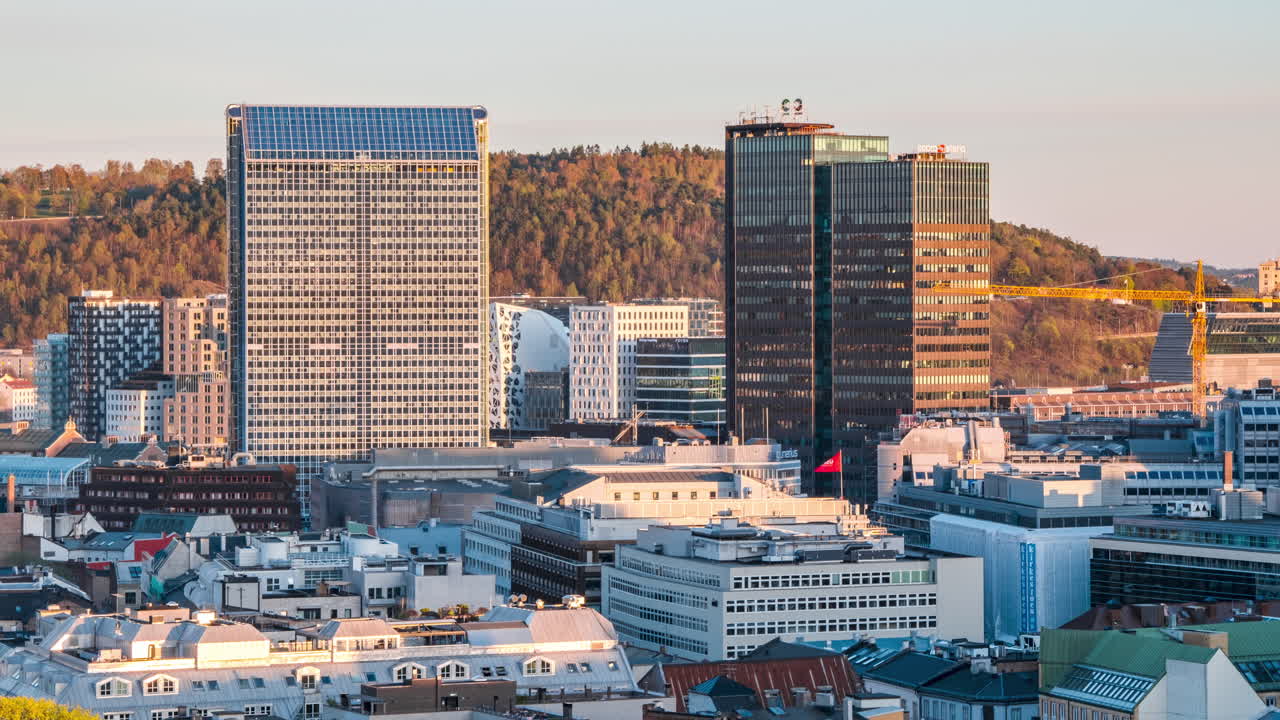 el hotel radisson blu plaza y el edificio postgirobygget en el horizonte de oslo en noruega