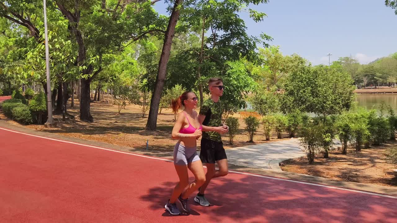 una pareja corriendo en el parque.
