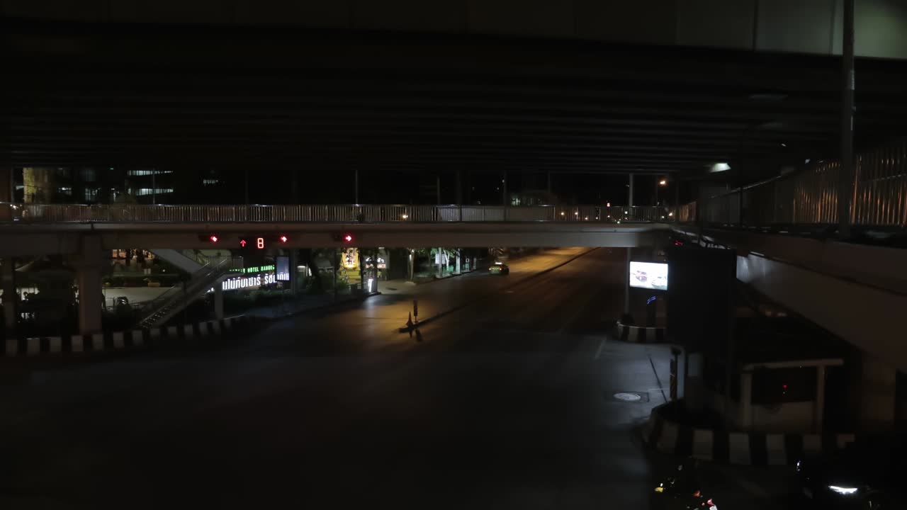 시간이 흘러가는 동안 일방통행으로 자동차를 바라보다