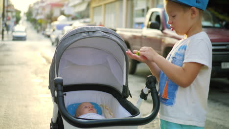 Junge-Mit-Kleiner-Schwester-Wartet-Auf-Der-Straße-Auf-Mama