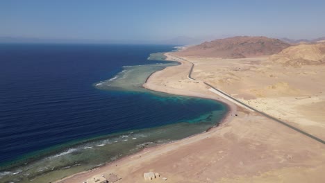 hermoso paisaje con dunas cerca del mar rojo en un día soleado, tabuk