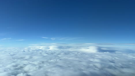 Nubes-Lenticulares-Debido-A-Los-Fuertes-Vientos-En-Lo-Alto-De-La-Cordillera-De-Madrid,-España