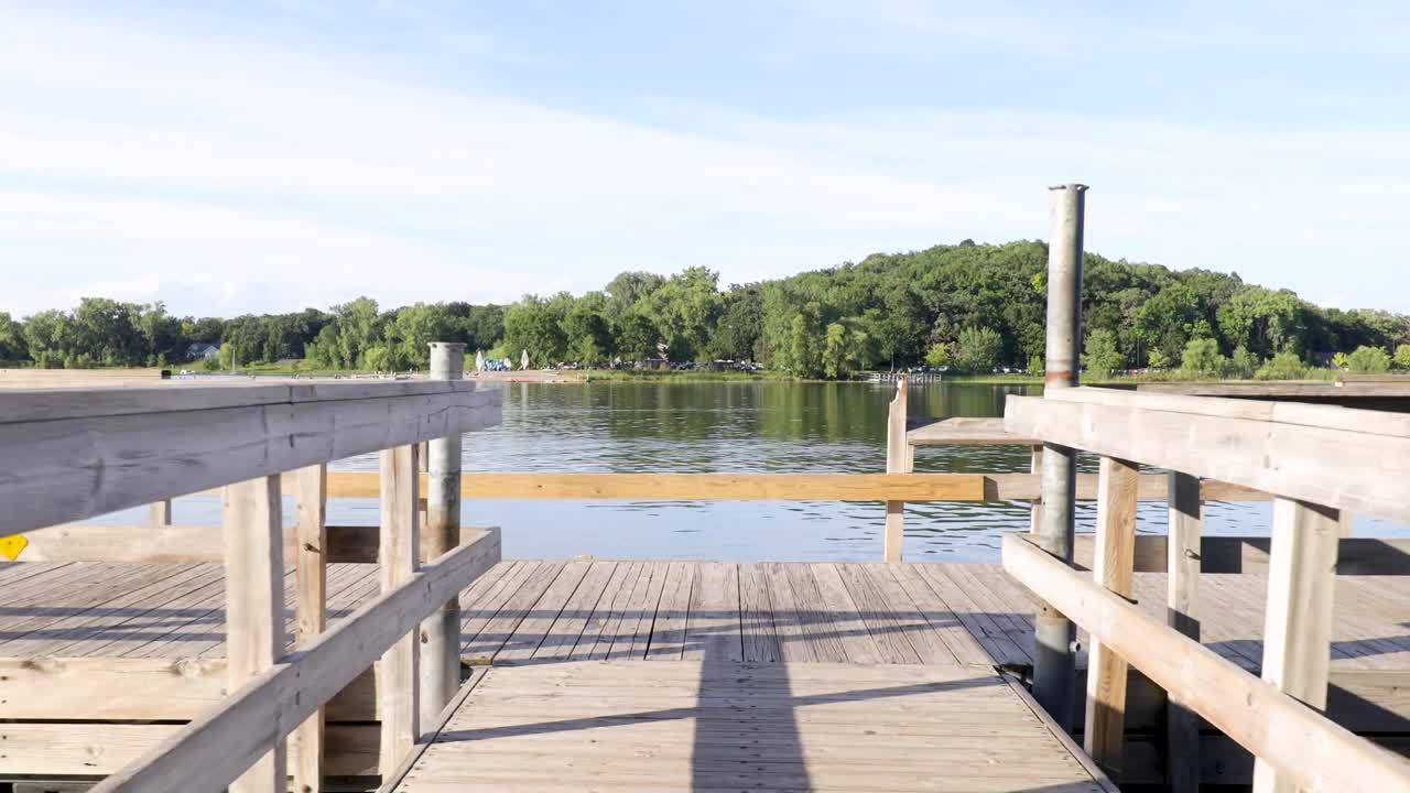 목조 부두를 따라 호수에서 멀어짐