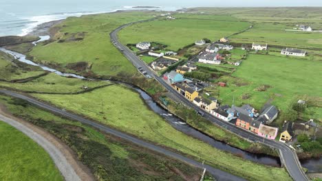 Drone-Doolin-Y-El-Camino-Hacia-El-Mar-Clare-Irlanda-Camino-Atlántico-Salvaje-Al-Oeste-De-Irlanda-Día-De-Otoño