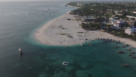 Impresionante-Vista-De-Drones-De-La-Costa-En-Zanzíbar-En-Un-Día-Soleado-Filmada-A-50-Fps