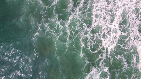 Olas-Rompiendo-A-La-Orilla-Del-Mar-En-Un-Día-Tormentoso-Vista-Aérea-Por-Drones-De-Una-Playa-Salvaje-En-La-Costa-De-España