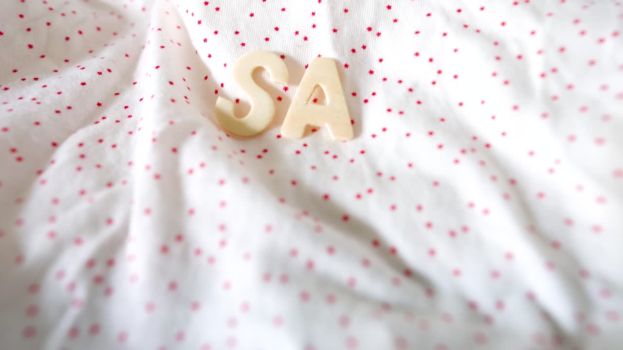 판촉을하는 판매 나무 단어는 배경 장면을 보여줍니다