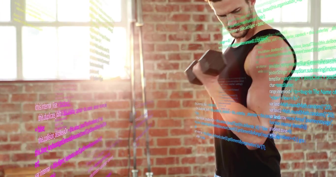 Appassionato di fitness che prende i manubri ed esegue lenti curl per bicipiti con sovrapposizione di codice digitale