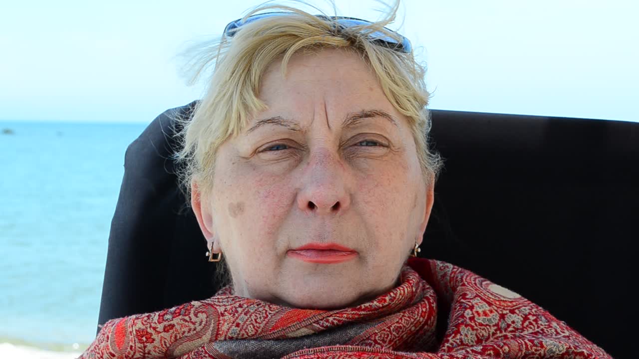 Ripresa della donna contro il cielo. Riposo su una spiaggia.