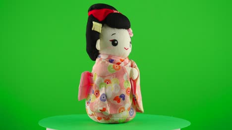 Flores-De-Kimono-Rosa,-Muñeca-Maiko-Geisha-Hecha-A-Mano,-Regalo-Tradicional-Japonés-Presente-En-Un-Plato-Giratorio-Con-Pantalla-Verde-Para-Eliminar-El-Fondo