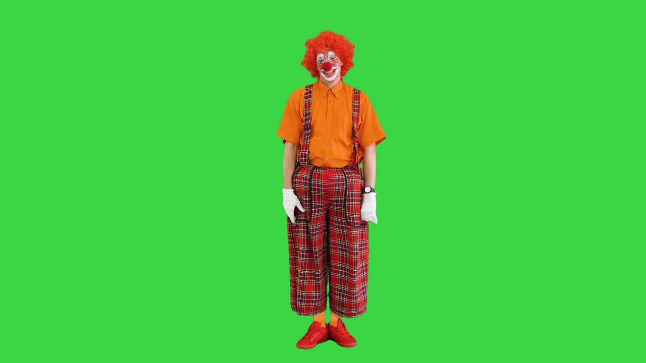 el payaso rojo es muy tímido frente a alguien en una pantalla verde, clave de croma