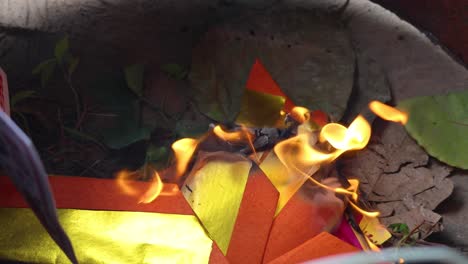 la quema secuencial de papel de colores en un ritual