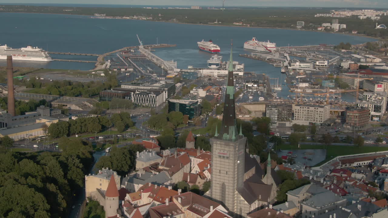 Riprese aeree del centro storico di Tallinn in Estonia