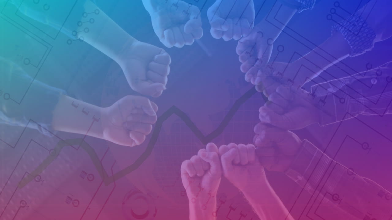 animación del procesamiento de datos sobre diversas personas de negocios golpeando los puños en la oficina.