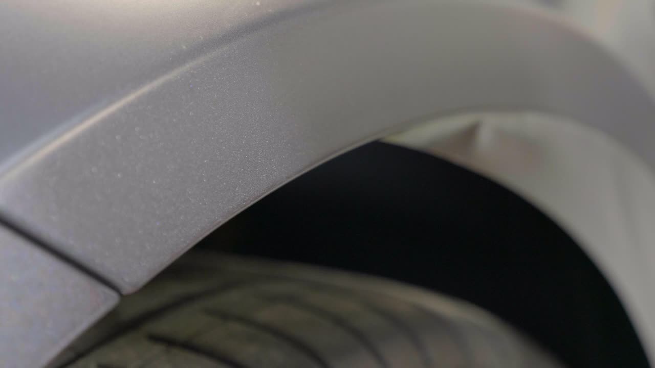 envolver la lámina de envoltura del coche alrededor del pozo de la rueda y