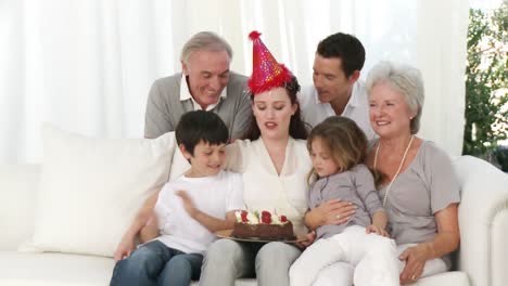 Familia-Feliz-Celebrando-El-Cumpleaños-De-La-Madre